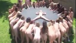 Des filles nues sur un trampoline