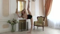 Une ballerine danse nue