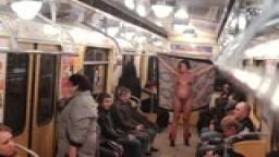 une femme enceinte s'exhibe nue dans le métro
